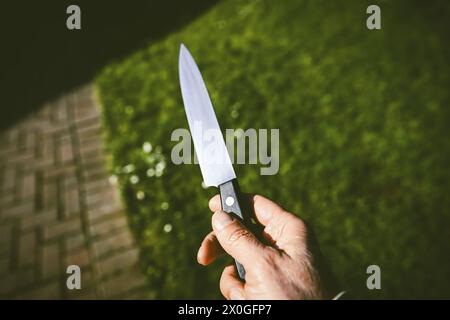 Männerhand mit Messer, Symbolfoto Kriminalität *** mano maschile con coltello, crimine fotografico simbolico Foto Stock