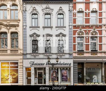 Facciate di edifici e negozi in stile Wilhelminian a Neumarkt, Duisburg Ruhrort, Ruhr area, Germania Foto Stock