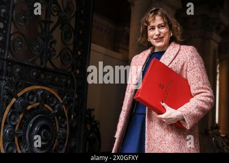 Victoria Atkins, deputato, Segretario di Stato per la salute e l'assistenza sociale, con cartella ministeriale, Smiling, Downing Street, Regno Unito Foto Stock