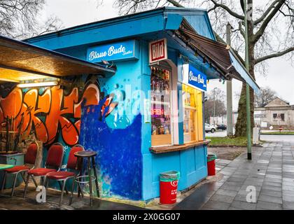 Blaue Bude, iconico chiosco blu e edicola che vende spuntini, bevande e giornali a Duisburg Ruhrort, Ruhr area, Germania Foto Stock