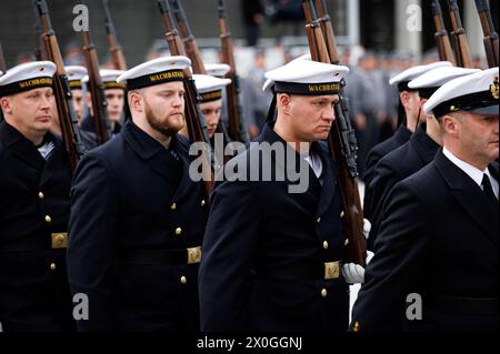 Marinesoldaten des Wachbataillons, aufgenommen im Rahmen des Abschlussappells der Bundeswehr-Einsaetze MINUSMA und EUTM Mali im Bundesministerium der Verteidigung a Berlino, 22.02.2024. Berlin Deutschland *** Marines del battaglione di guardia, presi durante l'ultimo appello nominale delle missioni della Bundeswehr MINUSMA e EUTM Mali presso il Ministero federale della difesa di Berlino, 22 02 2024 Berlino Germania Copyright: xJulianexSonntagxphotothek.dex Foto Stock