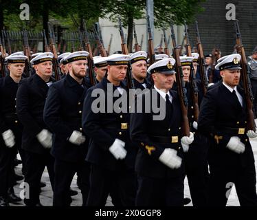 Marinesoldaten des Wachbataillons, aufgenommen im Rahmen des Abschlussappells der Bundeswehr-Einsaetze MINUSMA und EUTM Mali im Bundesministerium der Verteidigung a Berlino, 22.02.2024. Berlin Deutschland *** Marines del battaglione di guardia, presi durante l'ultimo appello nominale delle missioni della Bundeswehr MINUSMA e EUTM Mali presso il Ministero federale della difesa di Berlino, 22 02 2024 Berlino Germania Copyright: xJulianexSonntagxphotothek.dex Foto Stock