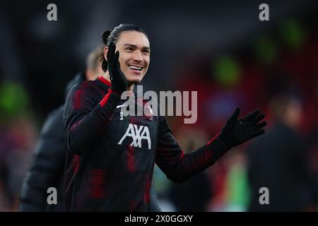 LIVERPOOL, Regno Unito - 11 aprile 2024: Darwin Nunez di Liverpool premia i tifosi prima della partita di andata e ritorno di UEFA Europa League tra Live Foto Stock