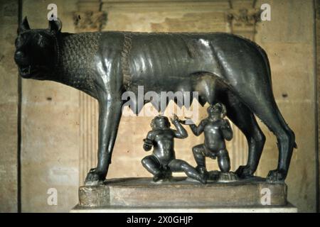 La statua del lupo capitolino con i gemelli Romolo e Remo del XV secolo nel Palazzo Convertatorio di Roma. [traduzione automatica] Foto Stock