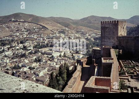 El Generalife (alto giardino) nel patio de la Alberca nel Castello dell'Alhambra a Granada. [traduzione automatica] Foto Stock