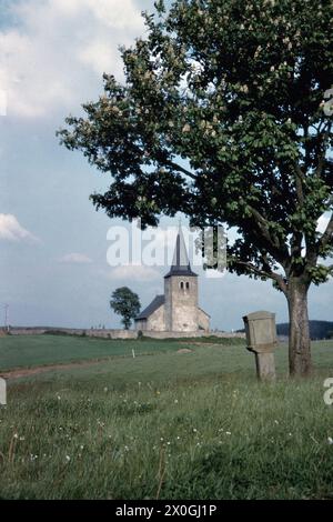 Vista da un prato alla chiesa parrocchiale di Weyer. [traduzione automatica] Foto Stock