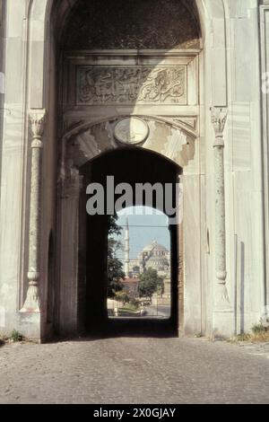 Vista attraverso la porta di Babi Humayun fino alla Moschea del Sultano Ahmet a Istanbul. [traduzione automatica] Foto Stock