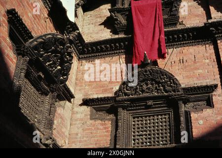 "Scolpiti finestre in legno con ornamenti nel cortile della Kumari Chowk tempio, l'"Casa della dea vivente Kumari'', in Kathmandu.". Foto Stock