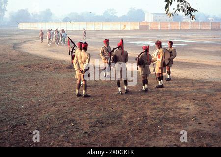 I membri di un reggimento pratica insaccatura nel cortile della caserma di Gorakhpur. [traduzione automatica] Foto Stock