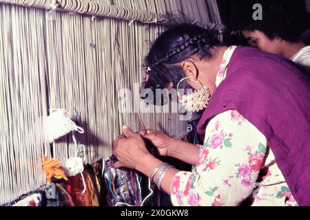 Una donna lavora su un tappeto a Gafsa. [traduzione automatica] Foto Stock