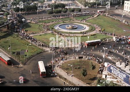 Vista dall'Hotel Cleopatra sul popolo sulla piazza Tahrir al Cairo. Foto Stock