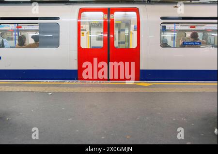 Stazione della metropolitana di Acton Town in arrivo e in partenza dai treni della metropolitana di Acton e dalla stazione della metropolitana. Londra, Inghilterra, Regno Unito. Stazione della metropolitana di Berlino Acton Town Londra Germania Copyright: XGuidoxKoppesx Foto Stock