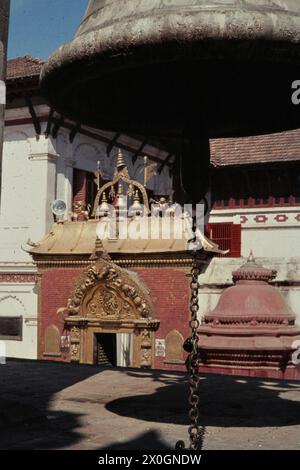 Il Golden Gate con campane e un'immagine dettagliata della dea indù Taleju Bhawani al Palazzo reale di Bhaktapur. [traduzione automatica] Foto Stock