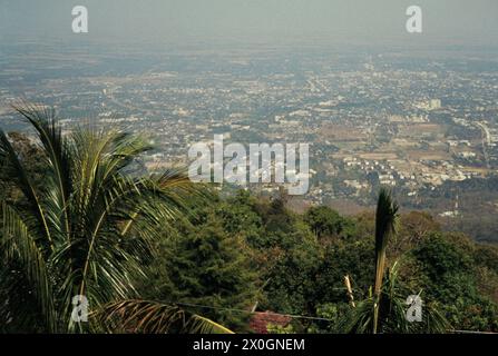 Vista dalla foresta più alta alla città tailandese settentrionale di Chiang mai. [traduzione automatica] Foto Stock