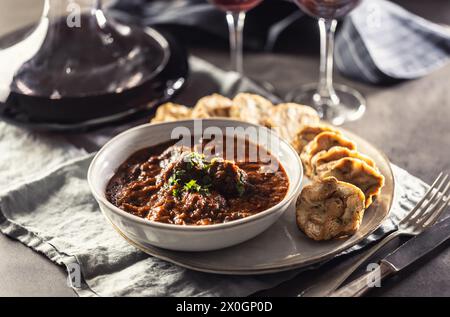 Tradizionale viennese, veleno o gulasch ungherese con gnocchi Karlovy Vary e vino rosso. Foto Stock