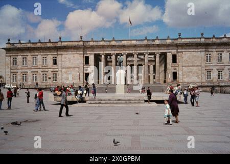 Turisti di fronte ad un monumento di fronte al Capitolio colombiano (Capitolio Nacional) sulla Plaza Simon Bolivar. [traduzione automatica] Foto Stock