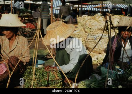 Venditori di verdure con cappelli di paglia su un mercato del mattino a Nakhon Sawan. [traduzione automatica] Foto Stock