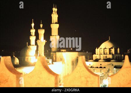 Vista dalla terrazza sul tetto dell'Hotel Hussein alla moschea al-Ashar del Cairo, illuminata di notte. [traduzione automatica] Foto Stock