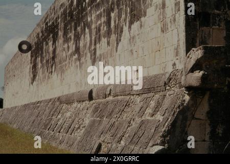 Il muro occidentale dell'ex città maya di Chichén-Itzá con un anello di pietra sopra il campo da gioco della palla. [traduzione automatica] Foto Stock