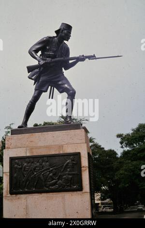 La statua di un soldato di segnalatori acustici Askari dal periodo coloniale a Dar es Salaam. Foto Stock