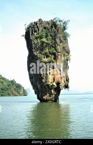 Roccia di Khao Ping Khan (chiamata anche isola di James Bond) nella baia di Pang Nga. [traduzione automatica] Foto Stock