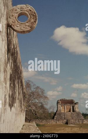 Il muro occidentale dell'ex città maya di Chichén-Itzá con un anello di pietra sopra il campo da gioco della palla. [traduzione automatica] Foto Stock