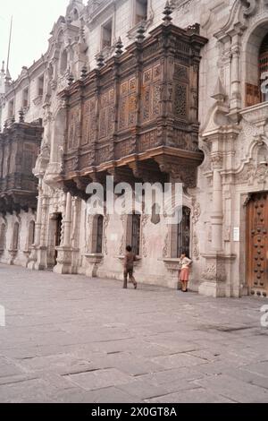 Il Palazzo arcivescovile con balconi in legno riccamente intagliati alla Plaza de Armas di Lima. [traduzione automatica] Foto Stock