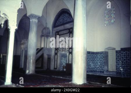 Vista interna con mihrab (nicchia di preghiera) e minbar (pulpito) della grande Moschea Ulu Cami ad Adana. [traduzione automatizzata] Foto Stock