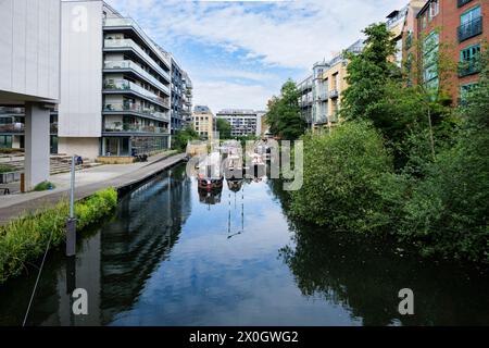 Londra - 06 03 2022: Veduta del bacino di Kingsland lungo il Kingsland Towpath sul Regent's Canal Foto Stock