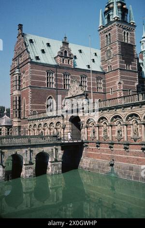 Vista sul ponte di fronte all'ingresso principale del Castello di Frederiksborg a Hilleröd. [traduzione automatica] Foto Stock