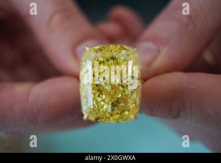 Un importante diamante giallo brillante, del peso di 27,27 carati, con una stima di 1.100.000-2.000.000 USD, è uno degli articoli della prossima asta di gioielli di Ginevra presso la casa d'aste Phillips nel centro di Londra. Data foto: Venerdì 12 aprile 2024. Foto Stock