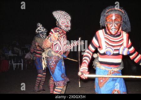 Ballerini mascherati e in costume del gruppo etnico Makishi durante uno spettacolo per i turisti alle Cascate Vittoria. [traduzione automatica] Foto Stock