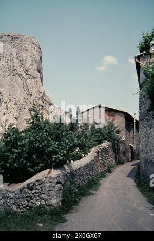 Una strada con un muro di pietra nel centro storico di Sisteron. [traduzione automatica] Foto Stock