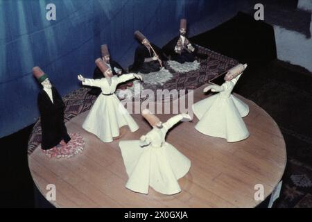 Figure di dervisci danzanti nel monastero di Mewlana a Konya. [traduzione automatica] Foto Stock