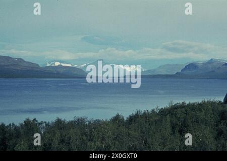 Vista sul lago Kilpisjärvi su una catena montuosa innevata. [traduzione automatica] Foto Stock