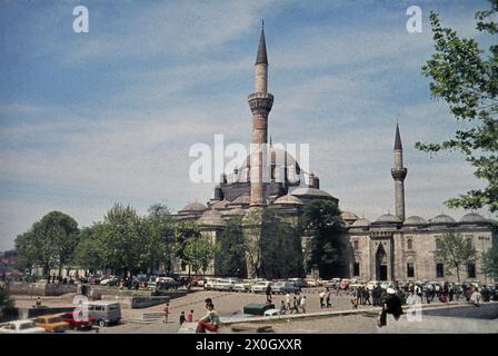 I turisti e le auto parcheggiate sulla piazza Hürriyet di fronte alla Moschea Beyazit di Istanbul. [traduzione automatica] Foto Stock