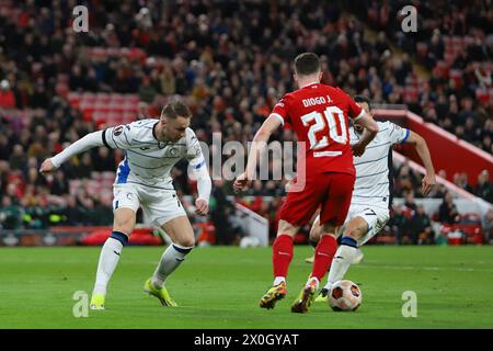 Liverpool, Regno Unito. 11 aprile 2024. Liverpool, Inghilterra, 11 aprile 2024: Diogo Jota (20 Liverpool) controlla la palla mentre riceve pressione da Teun Koopmeiners (7 Atalanta) e Charles De Ketelaere (17 Atalanta) durante la partita UEFA Europa League tra Liverpool e Atalanta ad Anfield a Liverpool, Inghilterra (Alexander Canillas/SPP) credito: SPP Sport Press Photo. /Alamy Live News Foto Stock