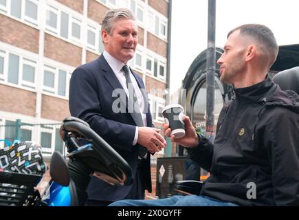 Il leader del Partito laburista Sir Keir Starmer parla con una persona durante una visita a Barrow-in-Furness, Cumbria. Il leader laburista ha affermato che il deterrente nucleare del Regno Unito è il fondamento del suo piano per mantenere la Gran Bretagna al sicuro e, se eletto, i laburisti useranno gli appalti della difesa per rafforzare la sicurezza e la crescita economica del Regno Unito. Data foto: Venerdì 12 aprile 2024. Foto Stock