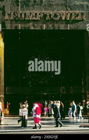 Babbo Natale di fronte alla Trump Tower sulla 5th Avenue di New York. [traduzione automatica] Foto Stock