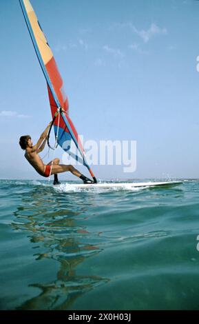 Un windsurfista in forte vento nel mare vicino a Corinto in Grecia [traduzione automatica] Foto Stock