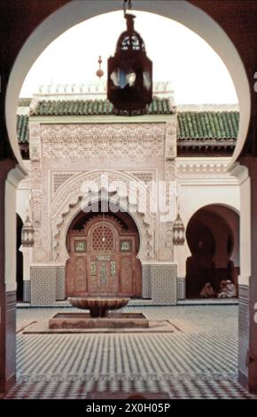 Vista sul cortile interno della moschea di Fez in Marocco. [traduzione automatica] Foto Stock