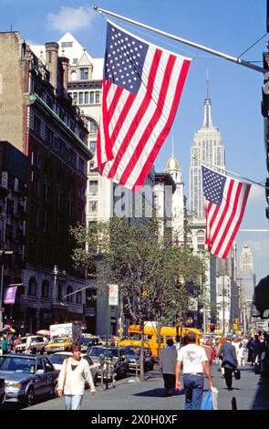 La gente passeggia lungo la Fifth Avenue nell'area dell'Empire state Building a New York. [traduzione automatica] Foto Stock