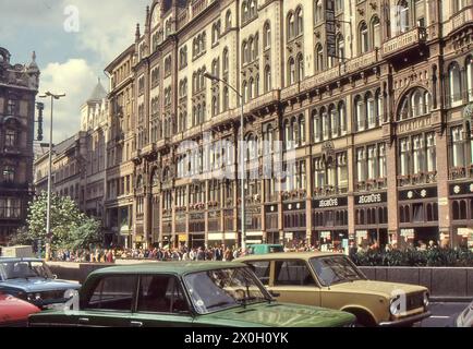 Una strada con auto e case a Budapest. Foto Stock