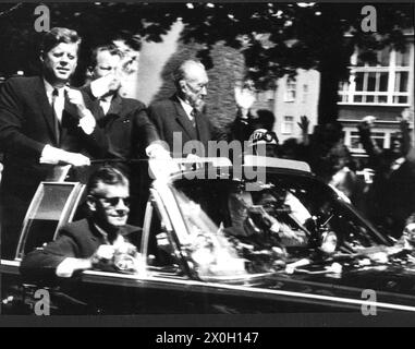 John Fitzgerald Kennedy (a sinistra), Willy Brandt (al centro) e Konrad Hermann Joseph Adenauer (a destra) nell'auto di Kennedy mentre attraversa Berlino. Foto Stock