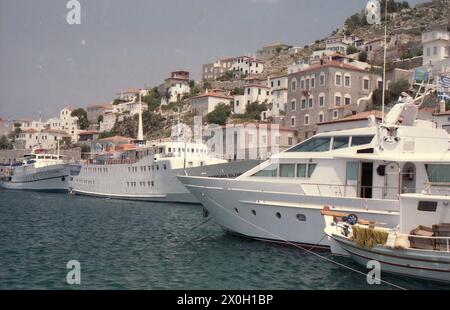 Porto, barche e case sull'isola di Hydra nel Golfo Saronico. Foto Stock