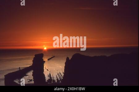 Tramonto sull'isola di Helgoland. La roccia al centro dell'immagine è conosciuta come "Tall Anna", il simbolo dell'isola. Foto Stock