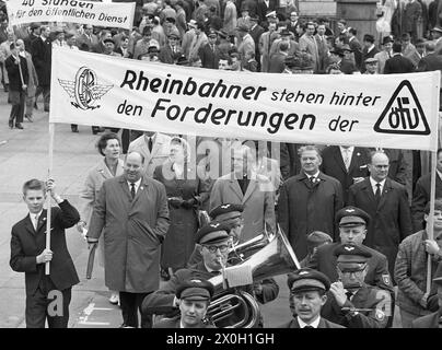 "Il giorno di maggio manifestazione a Mülheim an der Ruhr. L'immagine mostra i partecipanti alla dimostrazione con uno striscione con la scritta "Rheinbahner state dietro le richieste di ÖTV". [traduzione automatizzata]' Foto Stock