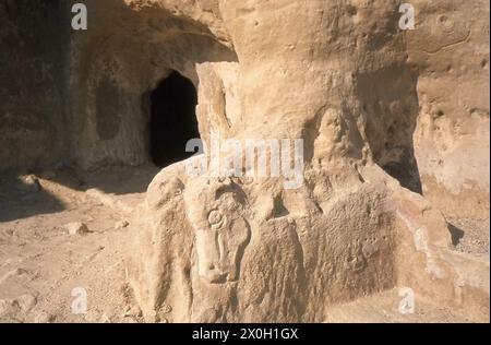 Case di grotta e grotte sepolcrali a Malta a Creta e figure scolpite in pietra. Foto Stock