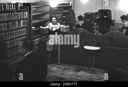 Vista del bar dell'Oktoberfest di Monaco. Una cameriera porta ai visitatori diverse tazze di birra appena spillata. [traduzione automatizzata] Foto Stock