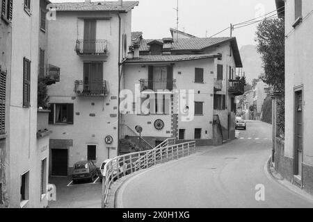 Una strada a Menaggio sul Lago di Como in Italia. Foto Stock